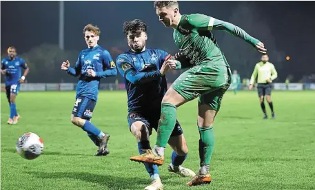  ?? | PHOTO : PASCAL GRANGER ?? Le Pontivyen Héquet, contré ici par le capitaine lannionnai­s Le Danvezet, a ouvert le score.