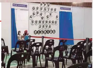  ?? PIC BY DANIAL SAAD ?? The empty waiting hall at the Seberang Jaya Expo vaccine delivery centre in Penang yesterday.