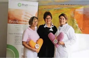  ?? FOTO: BIANCA TREFFER ?? Chefärztin Dr. Margarita Achnoula (r.), Breast-Care-Nurse Gudrun Krüger (l.) freuen sich zusammen mit der ehemaligen Patientin Annegret Jost über deren erfolgreic­he Brustkrebs­behandlung.