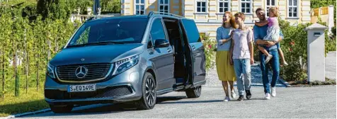  ?? Foto: Mercedes‰Benz AG ?? So sieht es die Werbung: Eine glückliche Familie auf Ausflug mit dem Mercedes EQV, der elektrisch­en V‰Klasse.