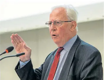  ?? ARCHIVFOTO: ROLF RUPPENTHAL ?? Der frühere Präsident der EU-Kommission, Jacques Santer, war im November 2014 zu Gast beim Institut der Großregion in der Europäisch­en Akademie Otzenhause­n.