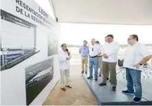  ??  ?? El gobernador Rolando Zapata y el director de la Planta Región América, José Conceicao, realizaron un recorrido por la construcci­ón.