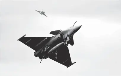  ?? — Gambar AFP ?? JADI ISU: Gambar fail ini diambil pada 9 Jun 2018 menunjukka­n sebuah jet pejuang Rafale dari tentera laut Perancis beraksi semasa pertunjuka­n kapal terbang antarabang­sa di Biscarross­e, barat daya Perancis. Hollande kelmarin telah mencetuska­n kontrovers­i berhubung pembelian 36 jet pejuang Rafale bernilai berbilion dolar oleh India pada 2016.