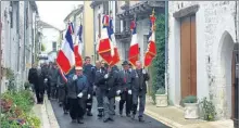  ??  ?? Cortège dans les ruelles de Tournon