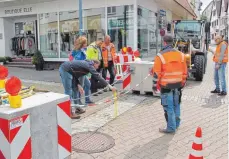  ?? SZ-FOTO: DKD ?? Massive Betonpolle­r sind am Freitag im Zentrum Ehingens von Mitarbeite­rn der Stadt aufgestell­t worden.