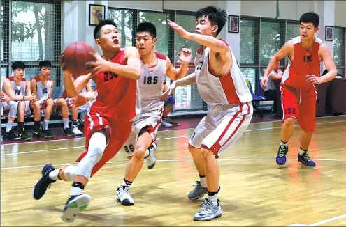  ?? PROVIDED TO CHINA DAILY ?? Young players attending the CBA Dongguan Basketball School in Guangdong province hone their skills both on the court and in the classroom.