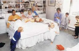  ?? CNP/GETTY IMAGES FILE ?? Vice President George Bush and his wife Barbara relax in bed as their daughter and grandchild­ren join them at home in Kennebunkp­ort, Maine, in 1987.