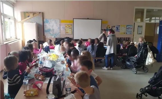  ??  ?? Accueil de 41 élèves (36 primaires et 5 maternelle­s) encadrés par les parents sous le préau de l’école Jean-de-la-Fontaine à Cesson-la-Forêt