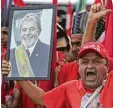  ?? Foto: Perez, dpa ?? Anhänger fordern fast täglich die Frei heit für ihr Idol Lula.