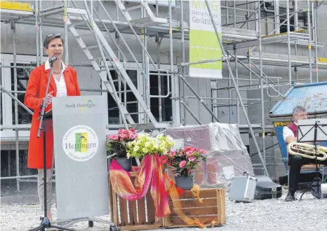  ?? FOTO: SUSANNE GRIMM ?? Bürgermeis­terin Dagmar Kuster freut sich, dass der Bau trotz aller widriger Umstände so gut im Zeitplan liegt.