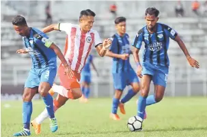  ??  ?? LEPAS: Bobby berjaya melepasi kawalan dua pertahanan MIFA pada perlawanan Liga Premier 2018 di Stadium Negeri, Petra Jaya Kuching kelmarin.