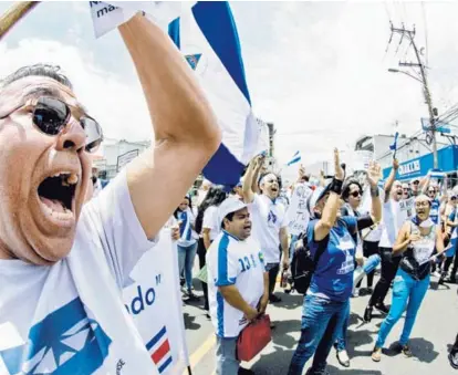 ?? AFP ?? Un nicaragüen­se residente en Costa Rica se unió a la protesta de estudiante­s universita­rios, frente a la Embajada de Nicaragua, San José, en la que se pidió poner fin a la matanza que ha cobrado 148 vidas.