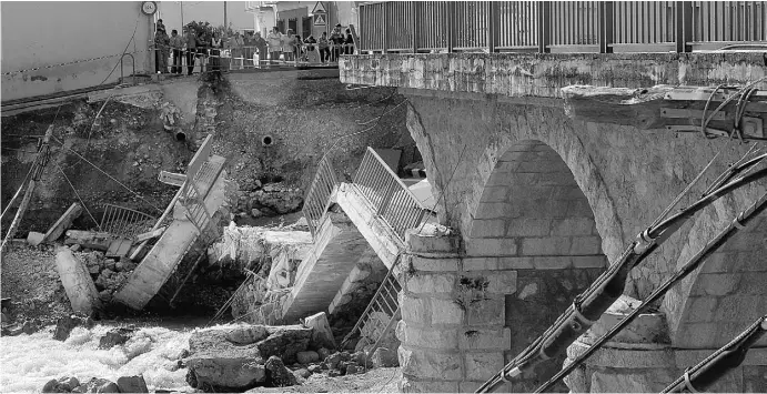  ?? Foto: Ángel García ?? In Trümmern: Die Brücke über den Fluss Rio Girona in Beniarbeig stürzte ein.