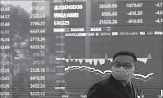  ?? SHANGHAI
-AFP ?? A man wearing a protective mask is seen inside the Shanghai Stock Exchange building, as the country is hit by a new coronaviru­s outbreak.