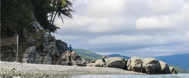  ?? PHOTOGRAPH BY RIO LEONELLE I. DELUVIO FOR THE DAILY TRIBUNE @tribunephl_rio ?? SEVERAL kids take advantage of the nice weather to go cliff diving at the Mabua Beach in Surigao City.