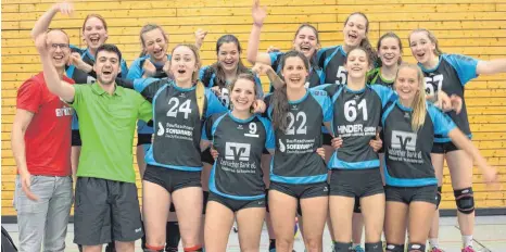  ?? FOTO: HANS EHINGER ?? Mit zwei klaren Siegen haben die Volleyball­erinnen der TG Bad Waldsee das Relegation­sturnier zur Oberliga gewonnen.