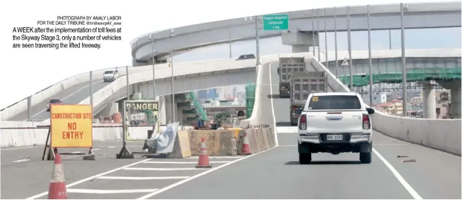  ?? PHOTOGRAPH BY ANALY LABOR FOR THE DAILY TRIBUNE @tribunephl_ana ?? A WEEK after the implementa­tion of toll fees at the Skyway Stage 3, only a number of vehicles are seen traversing the lifted freeway.