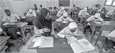  ?? AHMAD KHUSAINI/JAWA POS ?? PROKES KETAT: Aktivitas PTM 100 persen di dalam ruang kelas SMP Ta’miriyah kemarin (11/1).