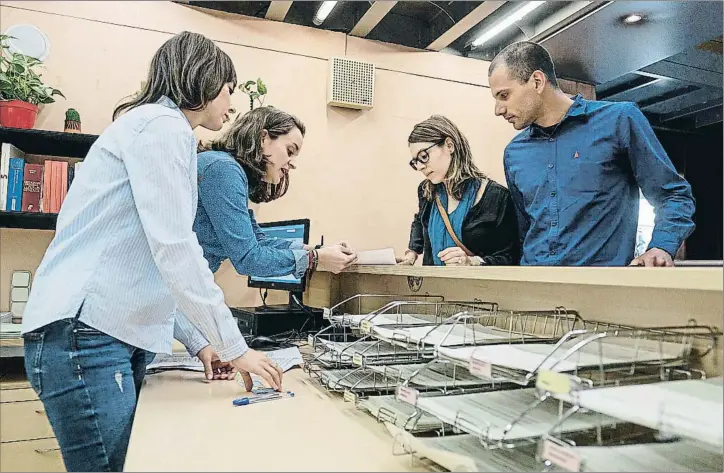  ?? DAVID AIROB ?? Sandra y Jordi, ayer en el Departamen­t de Justícia; padres de un niño de 18 días, han sido los primeros en firmar en el registro de parejas estables de Catalunya