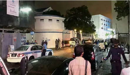 ?? Maldives. — AFP ?? Tense situation: Security forces guarding the Supreme Court after Yameen declared a state of emergency in Male,