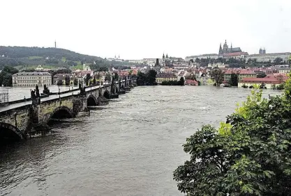  ?? Přečkal i tisícileto­u povodeň v roce 2002 FOTO PROFIMEDIA. CZ ?? Symbol jednoty Čech