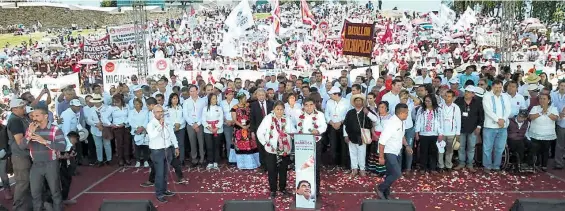  ??  ?? Barbosa hizo su cierre masivo en la Plaza de la Victoria, acompañado de los dirigentes nacionales de los partidos que lo postulan.