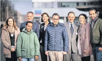  ?? RP-FOTO: RALPH MATZERATH ?? Betreuerin Mandy Rödig (Wipa), Oliver Dick (Qiagen), Mhamud Mohammed, Bürgermeis­terin Birgit Alkenings, Nasim Jesri, Jürgen Schmidt (Rotary), Martina Würker (Jobcenter) und Fadi Srour (von links)