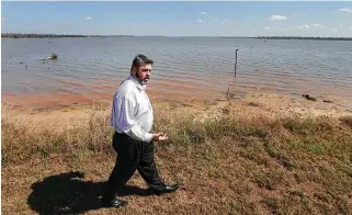  ?? Melissa Phillip / Houston Chronicle ?? Jeffrey Benjamin, project director, walks along the southwest shore of Lake Houston near where the new intake structure will be built for the Northeast Houston Water Plant expansion.