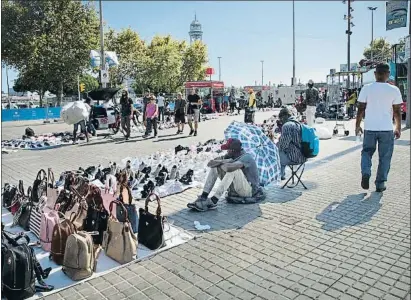  ?? ANA JIMÉNEZ ?? Los vendedores irregulare­s están instalados a tan sólo cuatro metros de donde están las paradas legales