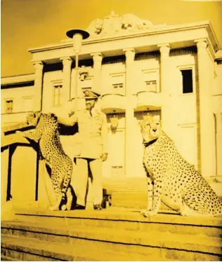  ??  ?? Haile Selassie con algunas mascotas en el palacio imperial.