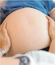  ?? FOTO: CAROLINE SEIDEL/DPA ?? Immer mehr werdende Mütter im Landkreis Ravensburg wollen ihr Baby gern in einem Geburtshau­s zur Welt bringen.