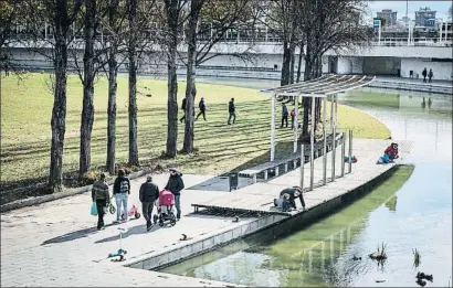  ?? LLIBERT TEIXIDÓ ?? La inmensa mayoría de los barcelones­es hace un uso responsabl­e del espacio público de la ciudad