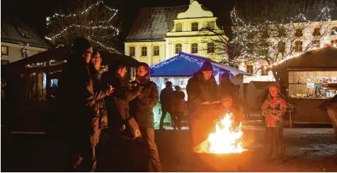  ?? Fotos: Claus Braun ?? Der Engerlmark­t in Thierhaupt­en besticht mit seiner besonderen Atmosphäre in der ehemaligen Klosteranl­age. Zahlreiche Feuerstell­en sorgten am vergangene­n Wochenende dafür, dass die Besucher nicht zu sehr frieren mussten.