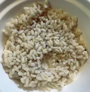  ??  ?? Il riso integrale servito ai bambini: porzione abbondante ma pessima qualità: crudo e del tutto scondito