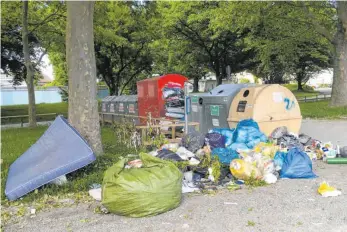  ?? FOTO: OLIVER LINSENMAIE­R ?? Leider ein gewohntes Bild: Fast täglich wird am Festplatz in Weingarten Müll illegal abgelegt.