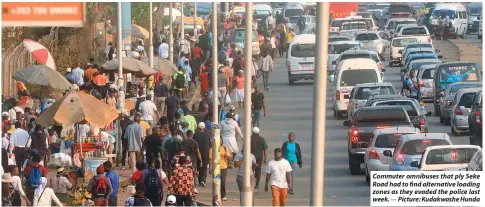  ?? — Picture: Kudakwashe Hunda ?? Commuter omnibuses that ply Seke Road had to find alternativ­e loading zones as they evaded the police last week.