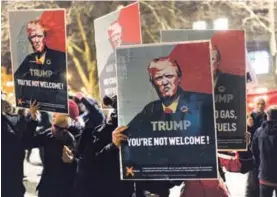  ?? AP ?? Una protesta ocurrió en las calles de Zúrich, Suiza, contra la visita del presidente de EE. UU., Donald Trump, para asistir al foro de Davos.