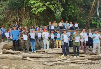  ?? ?? Handout photo shows those who have signed the petition against the proposed Tutoh/Apoh cascading dam project.