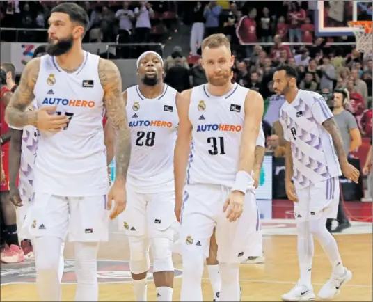  ?? ?? Vincent Poirier, Guerschon Yabusele, Dzanan Musa y Adam Hanga se marchan de la pista después de la derrota en Zaragoza.