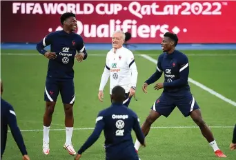  ?? FRANCK FIFE/AFP ?? PROYEKSI DUET BARU: Pelatih Prancis Didier Deschamps bercanda dengan gelandang Paul Pogba (kanan) dan gelandang bertahan Aurelien Tchouameni (kiri) dalam sesi latihan kualifikas­i Piala Dunia 2022 di Kiev bulan lalu.