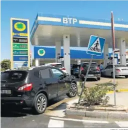  ?? JORDI LANDERO ?? Colas de coches en una de las gasolinera­s de Ayamonte.