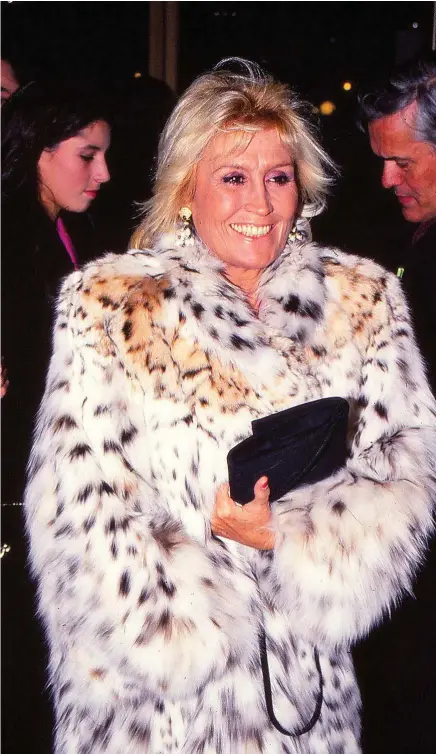  ?? GETTY ?? La comunicado­ra Encarna Sánchez con un imponente abrigo de piel en 1991.
