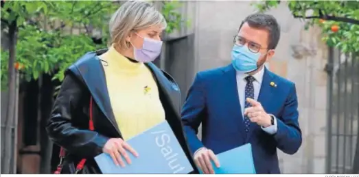  ?? RUBÉN MORENO / EFE ?? El vicepresid­ente de la Generalita­t en funciones, Pere Aragonès, ayer junto a la consellera de Salud, Alba Vergès, antes de la reunión semanal del ‘Govern’.