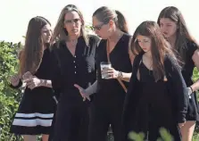  ?? JOE RAEDLE/ GETTY IMAGES ?? People arrive for the funeral of Alyssa Alhadeff on Friday in Parkland, Florida. Alhadeff was one of 17 people killed in the high school shooting Wednesday.