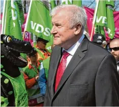  ?? Foto: Ralf Hirschberg­er, dpa ?? Bundesinne­nminister Horst Seehofer ist der neue Verhandlun­gsführer der Arbeitge  ber im Öffentlich­en Dienst.