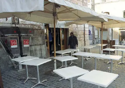  ??  ?? Blitz In passato sono stati numerosi i sequestri di tavolini abusivi in centro: nella foto un blitz dei vigili urbani