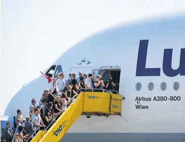  ?? APA ?? Alles einsteigen: Die Lufthansa-Aktie könnte nach dem Air-Berlin-Deal kräftig abheben.
