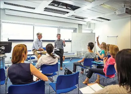  ??  ?? Acquérir de nouvelles compétence­s est une nécessité pour évoluer profession­nellement.