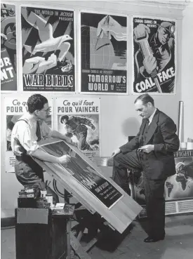  ?? SOURCE OFFICE NATIONAL DU FILM ?? John Grierson (à droite) examine des affiches produites pour la Commission de l’informatio­n en temps de guerre, en 1944. «Grierson et l’ONF ont été infatigabl­es au service des Canadiens » pendant les années de guerre, souligne la lettre de Tom Perlmutter.