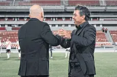  ?? /EFE ?? Marcelo Gallardo (der.) estuvo ausente desde el martes pasado, debido a que convivó con una persona contagiada.